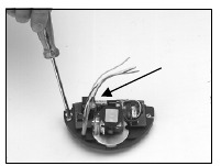 Sensor positionieren und Schrauben festziehen