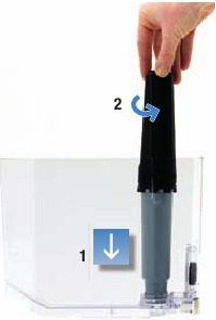 Einsetzen der Filterkartusche in den Wassertank