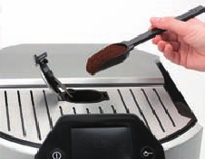 Gemahlenen Kaffee einf&uuml;llen