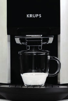 Tasse unter die Kaffeeausl&auml;sse stellen