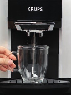 Tasse unter die Kaffeeausl&auml;sse stellen
