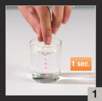 Teststreifen wird in Wasser getaucht